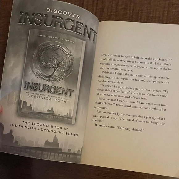 Divergent Book by Veronica Roth - Picture 5 of 6
